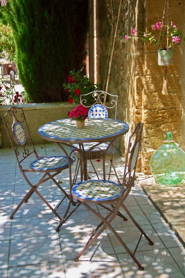 Fontaine Des Magnarelles Hotel Althen-des-Paluds Bagian luar foto